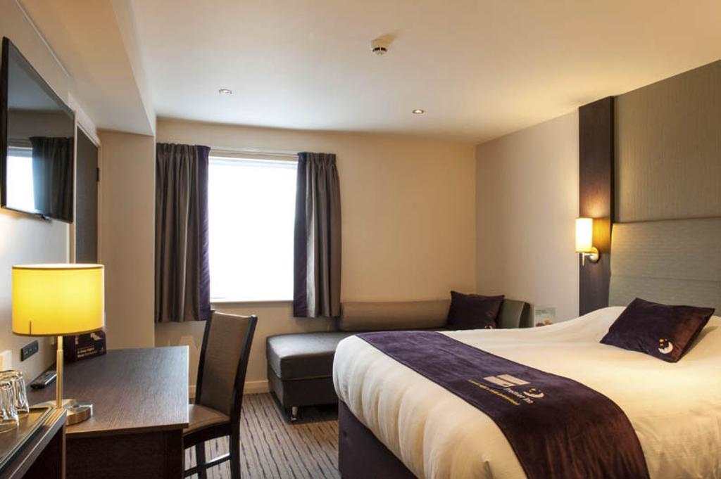 Premier Inn Epsom South 객실 사진