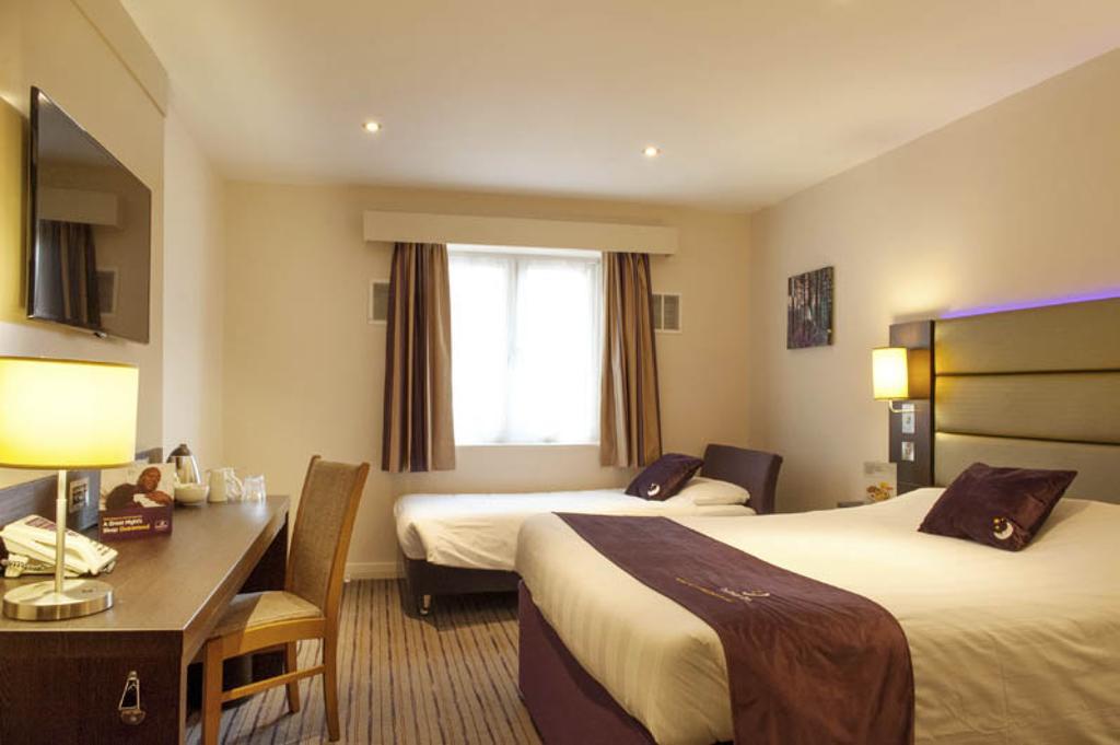 Premier Inn Epsom South 객실 사진