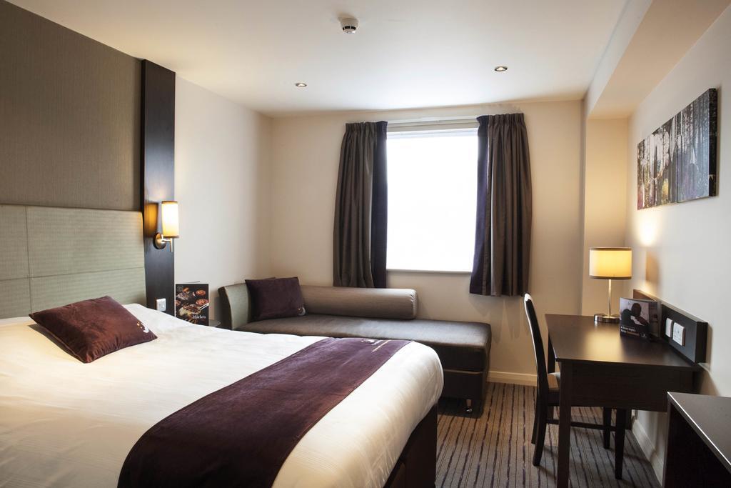 Premier Inn Epsom South 객실 사진